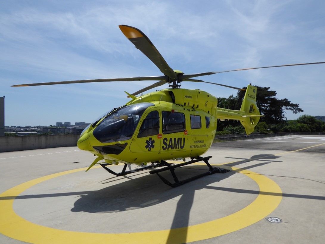 1機目のヘリコプターの購入とオペレーティングリース契約の締結